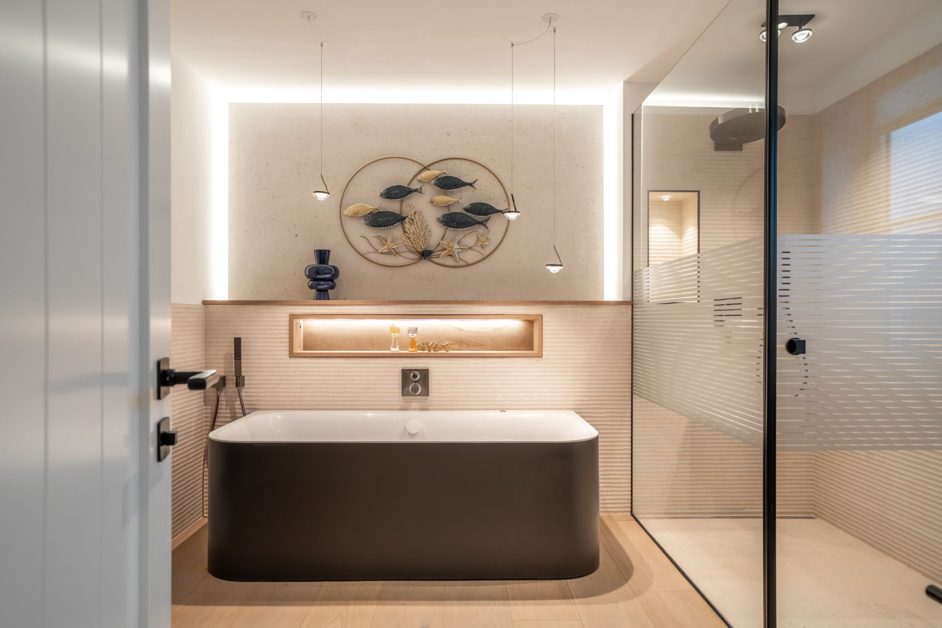 Modernes Badezimmer mit Badewanne, Wanddeko mit Fischen und ebenerdiger Dusche.