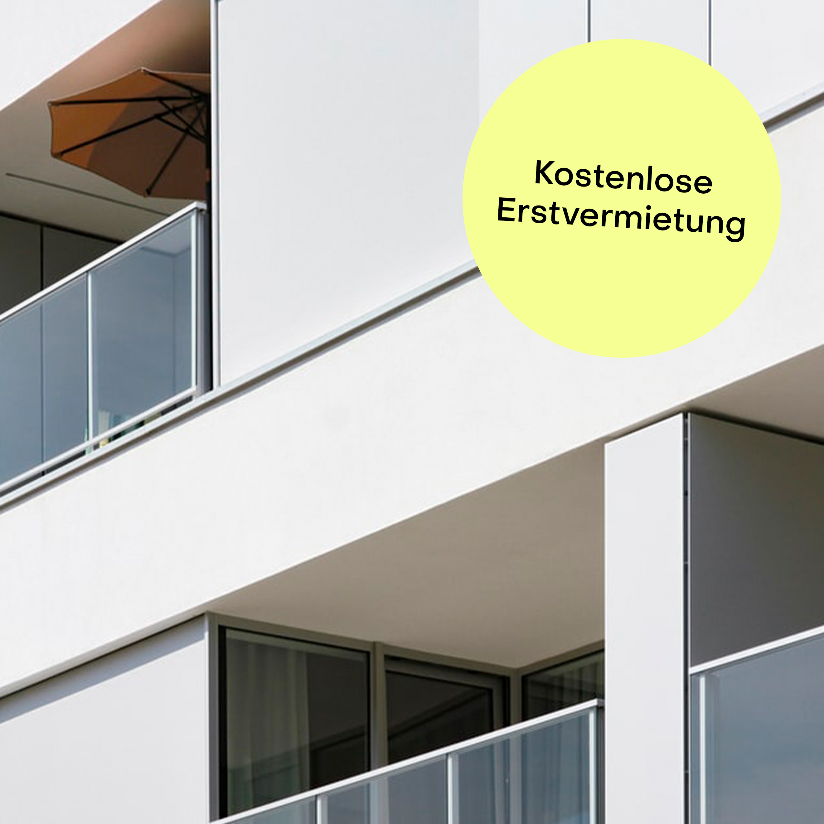 Moderne Wohnung mit Glasbalkonen und Sonnenschirm, gelber Kreis mit Text steht im Bild.