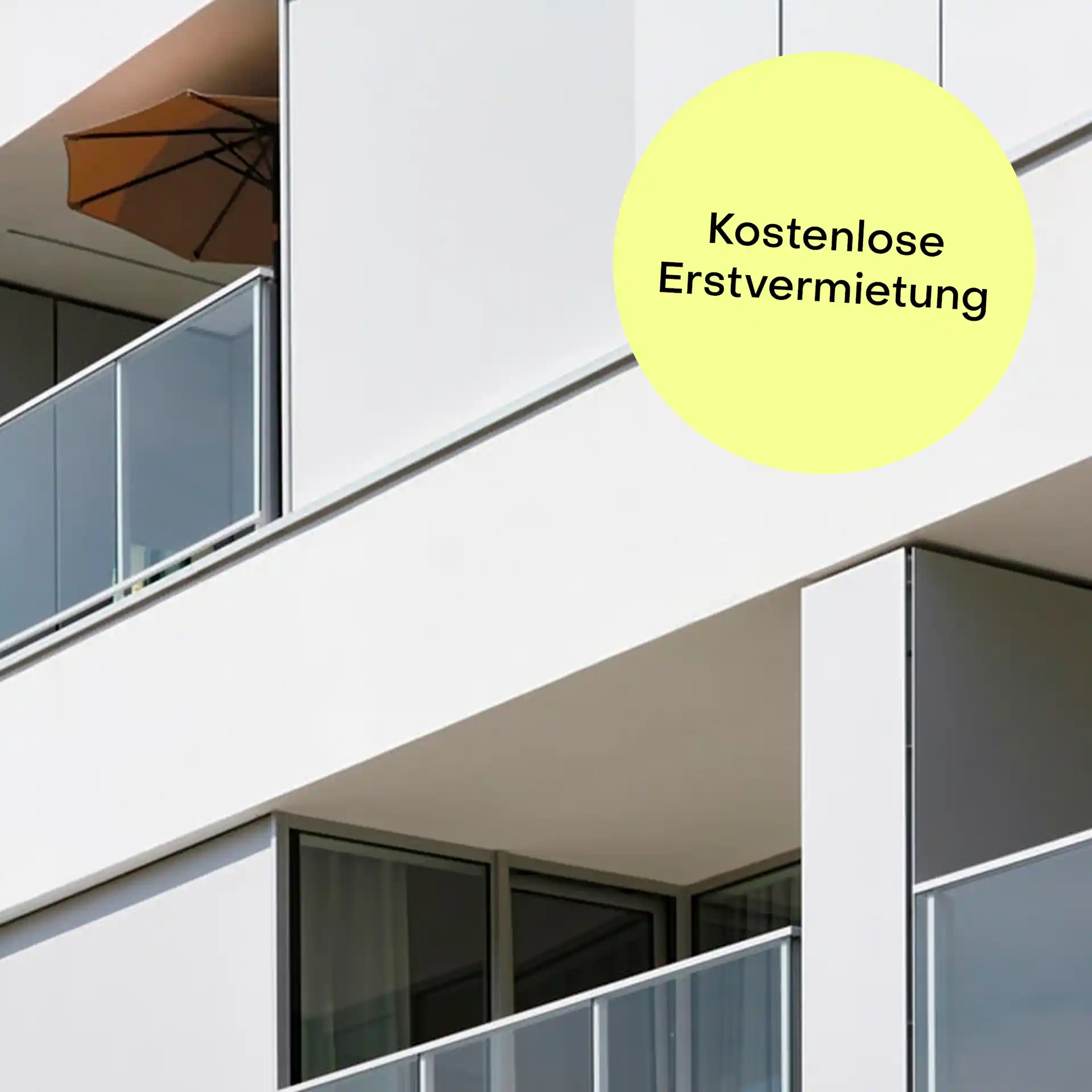 Moderne Wohnung mit Glasbalkonen und Sonnenschirm, gelber Kreis mit Text steht im Bild.