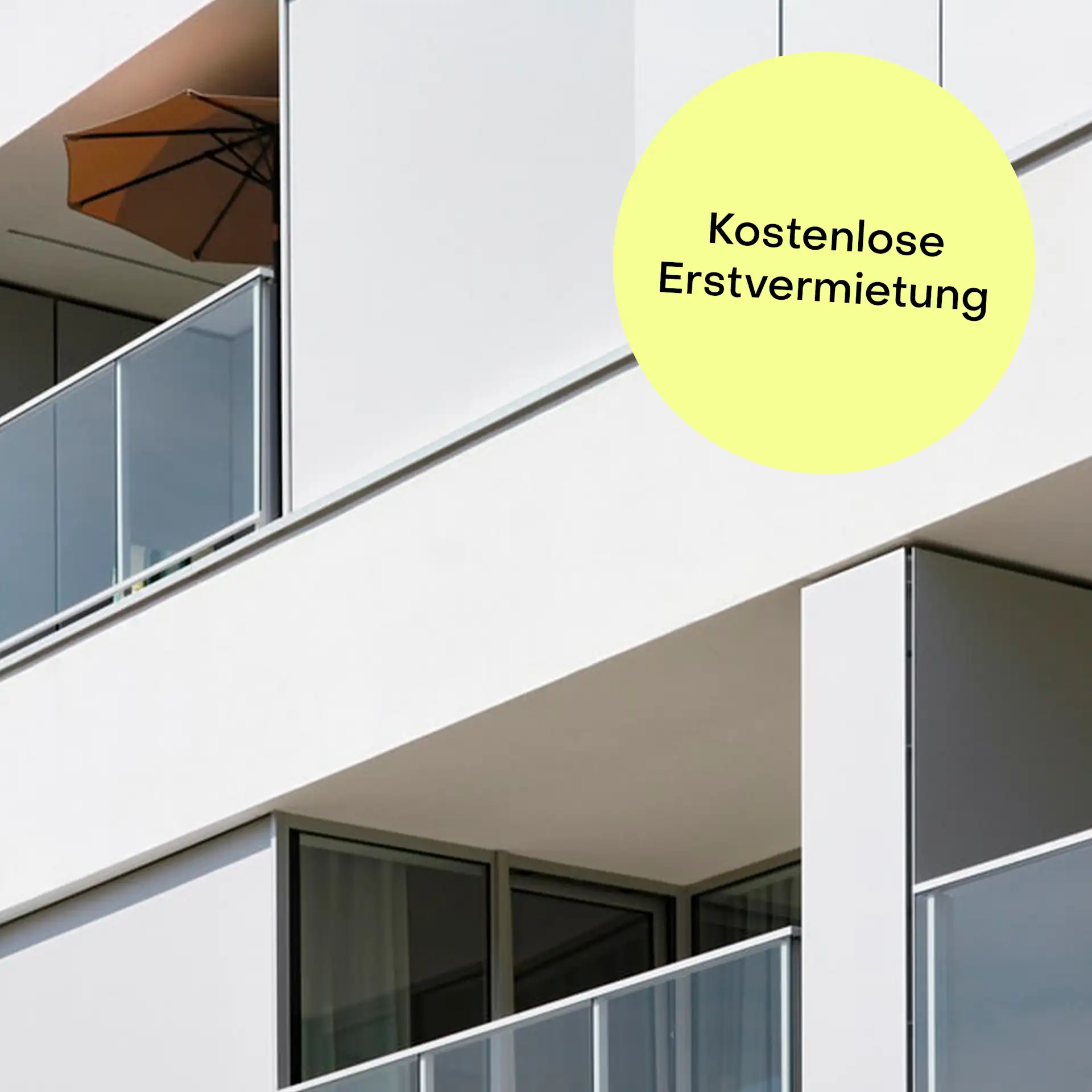 Moderne Wohnung mit Glasbalkonen und Sonnenschirm, gelber Kreis mit Text steht im Bild.