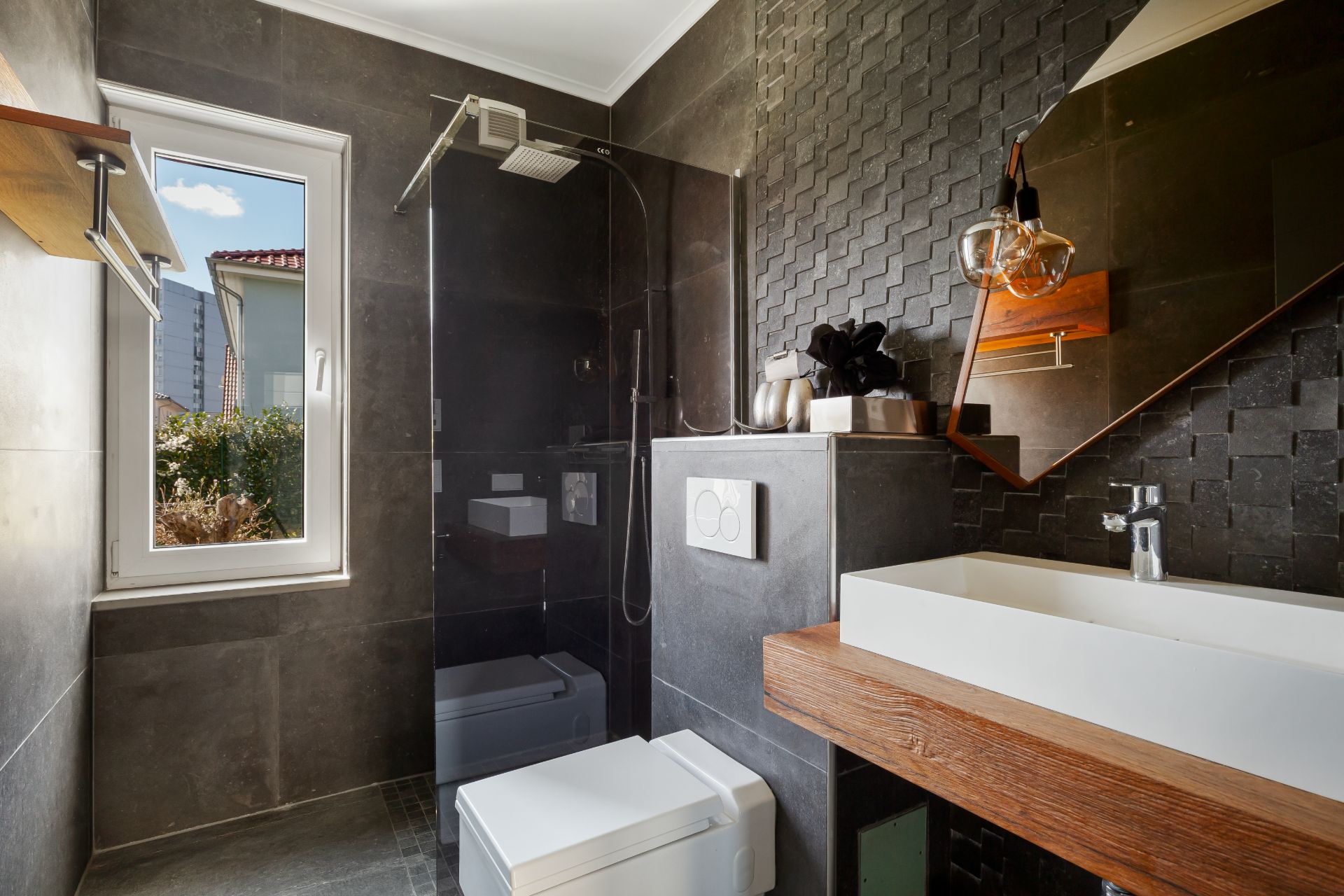 Modernes Badezimmer mit Dusche, WC, Fenster und rechteckigem Waschbecken auf Holzplatte.