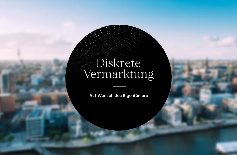 Unscharfes Stadtbild mit schwarzem Kreis und Text 'Diskrete Vermarktung' im Vordergrund.