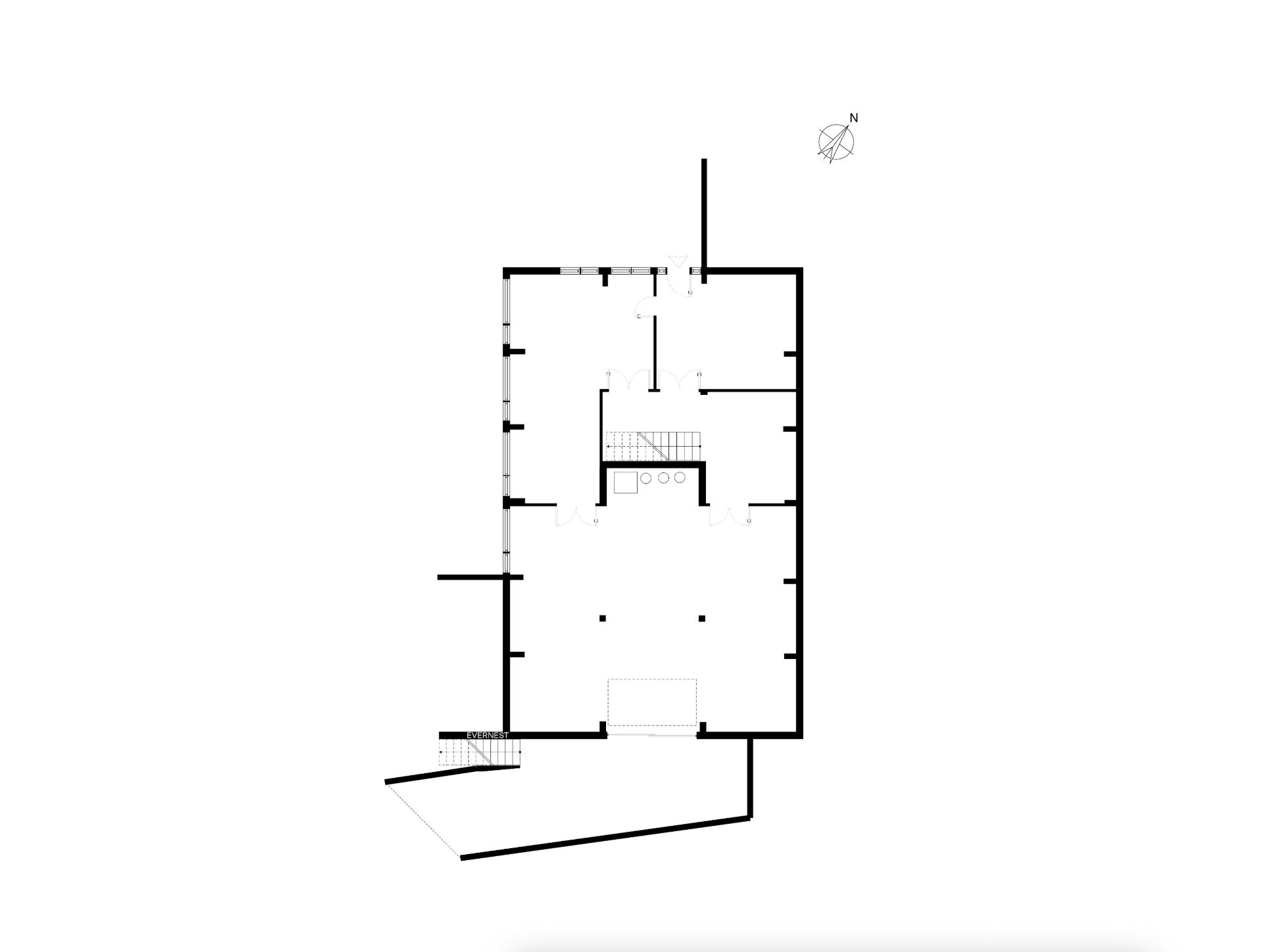 Grundriss eines rechteckigen Wohnhauses mit mehreren Räumen und Treppe in der Mitte.