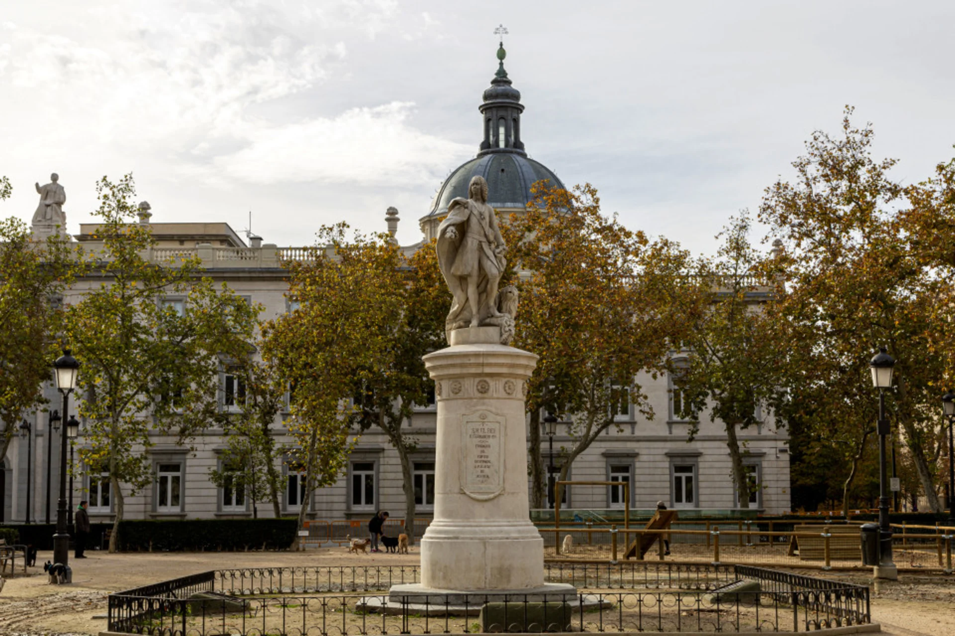Vivir en Justicia en Madrid. la Plaza de la Villa de París y Tribunal Supremo en el barrio de Justicia, Centro Madrid