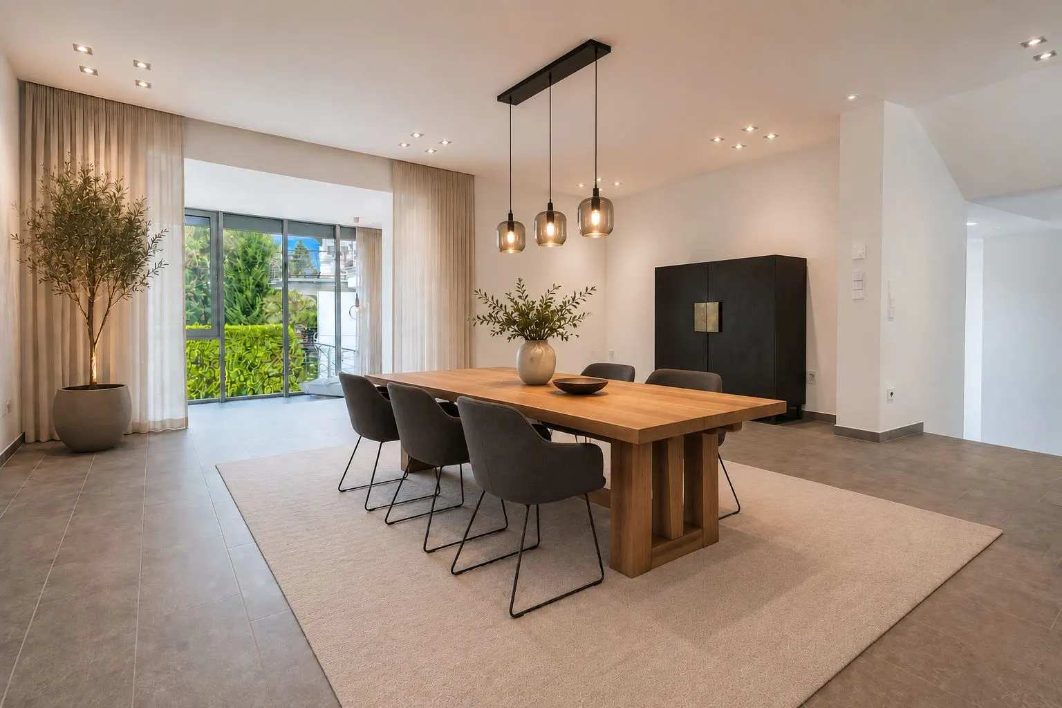 Modernes Esszimmer mit Holztisch, sechs Stühlen, großen Fenstern und Pflanzen im Topf.
