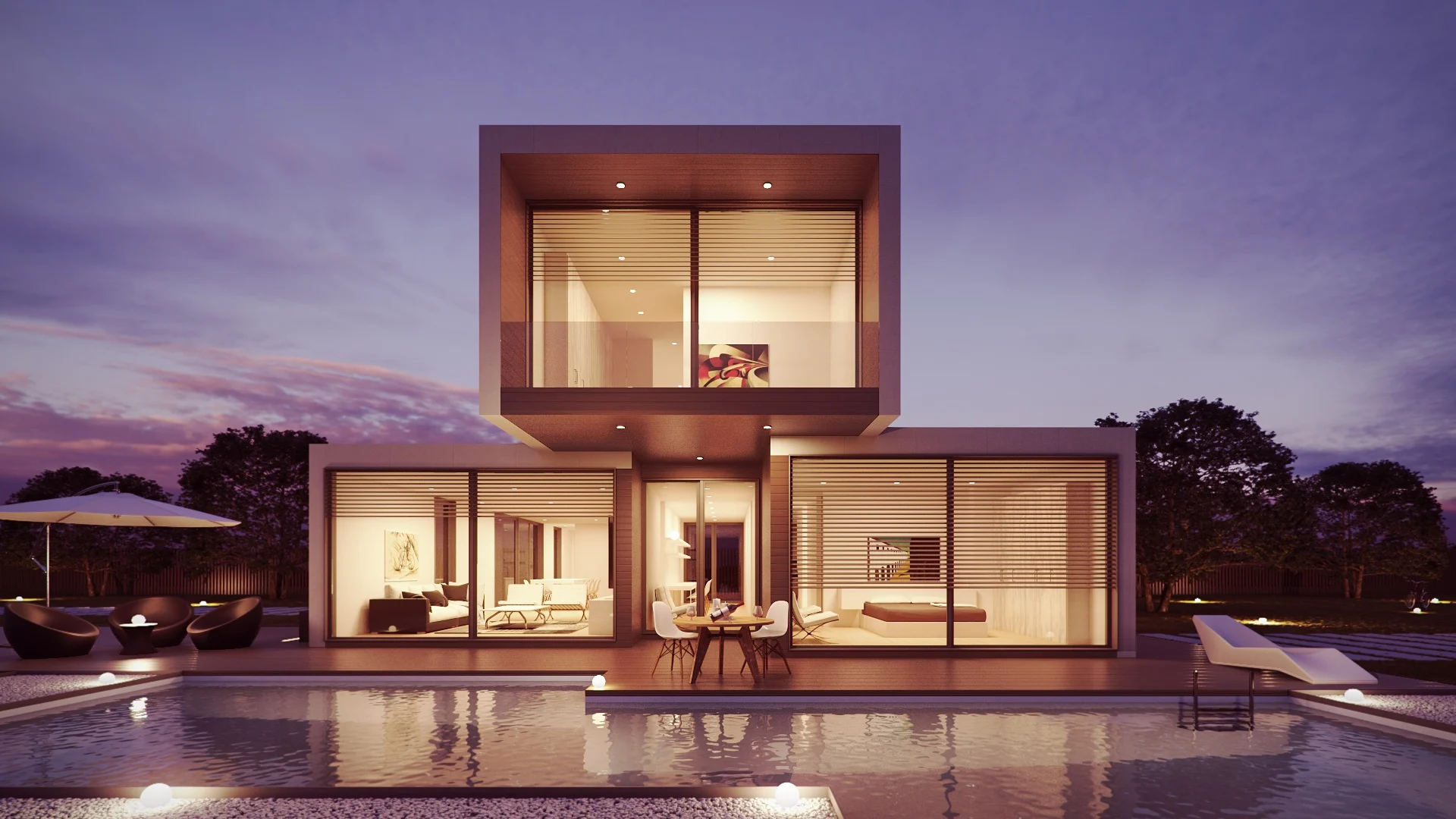 Modernes Wohnhaus mit großen Fenstern und Pool im Vordergrund bei Dämmerung.