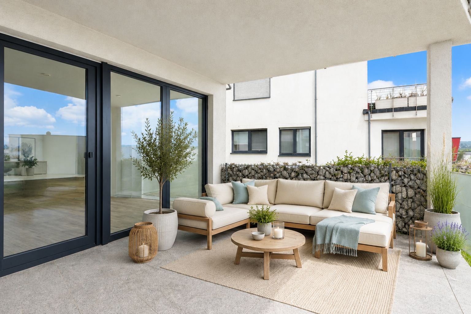Moderne Balkonterrasse mit Ecksofa, Couchtisch, Pflanzen und großen Glastüren.