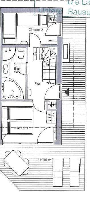Grundriss mit zwei Zimmern, Bad, Flur, Treppe und Terrasse mit Tisch und Stühlen.