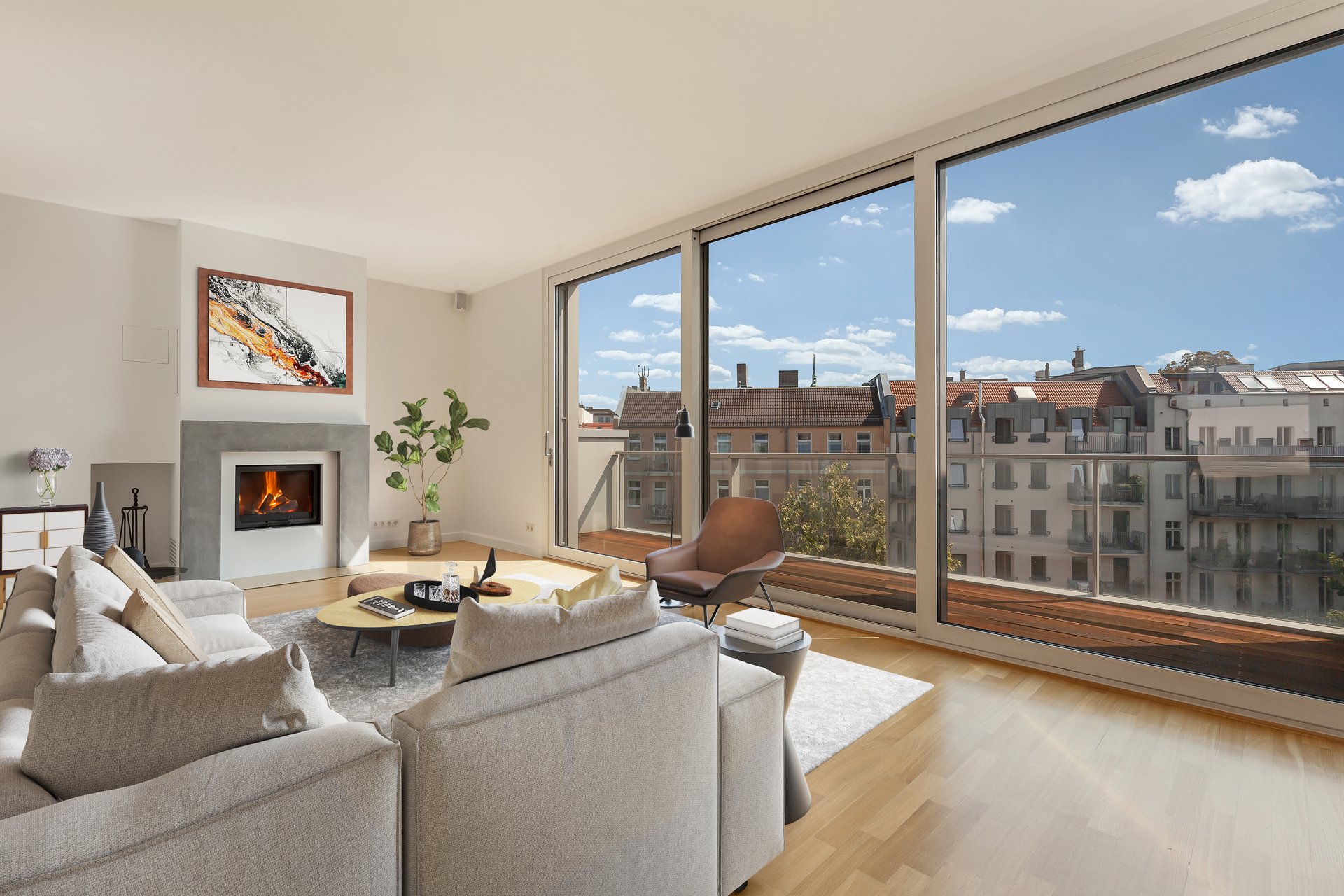 Modernes Wohnzimmer mit Kamin, großen Fenstern und Balkonblick auf Nachbarhäuser.