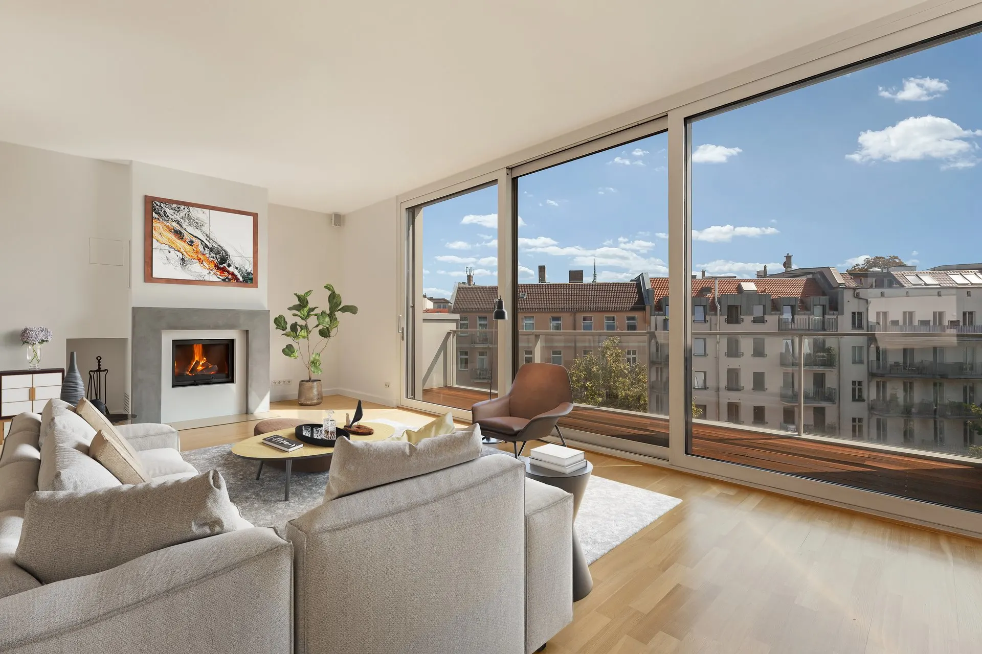 Modernes Wohnzimmer mit Kamin, großen Fenstern und Balkonblick auf Nachbarhäuser.