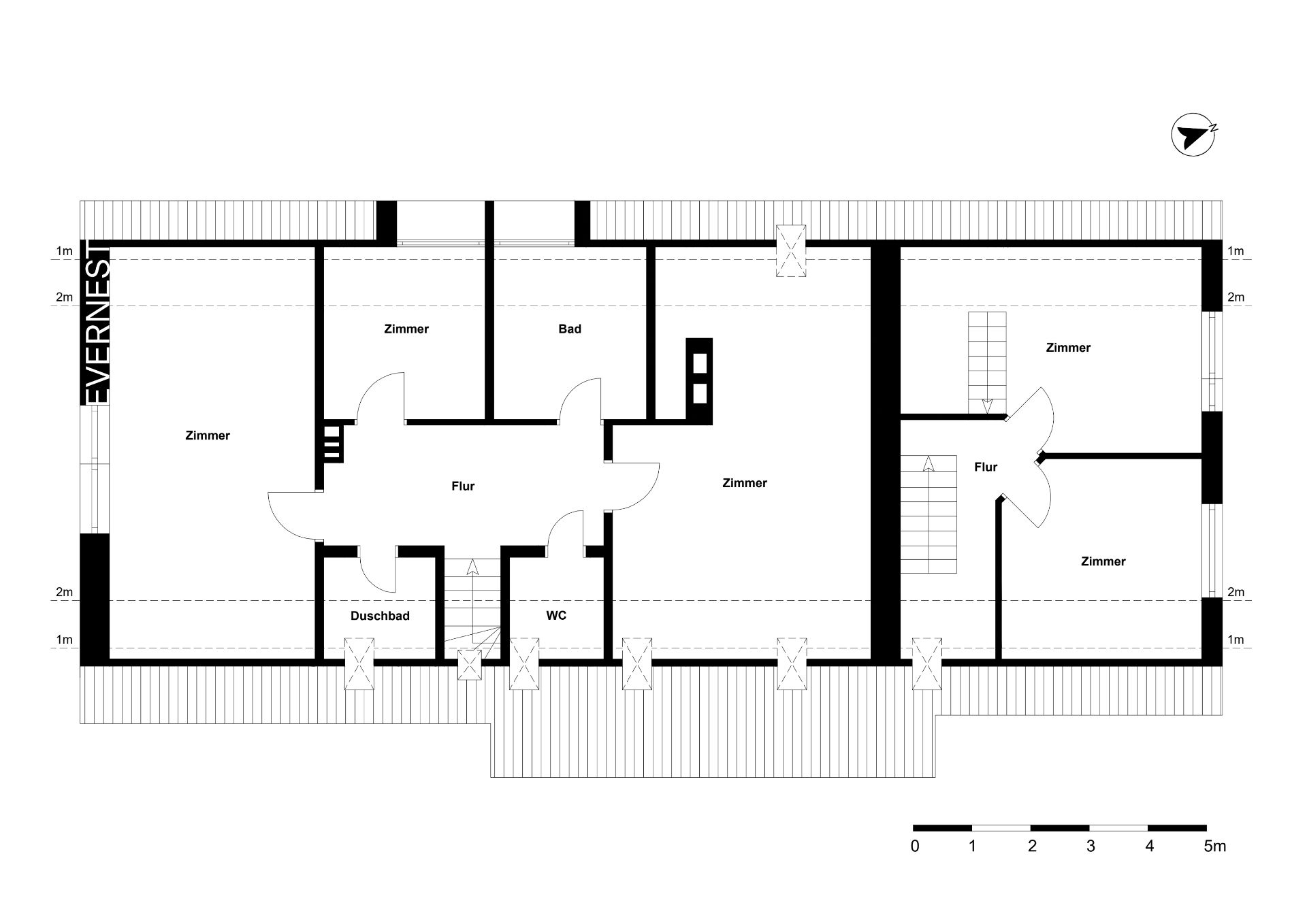 Grundriss eines Wohnhauses mit mehreren Zimmern, Fluren, Bad, Duschbad und WC.