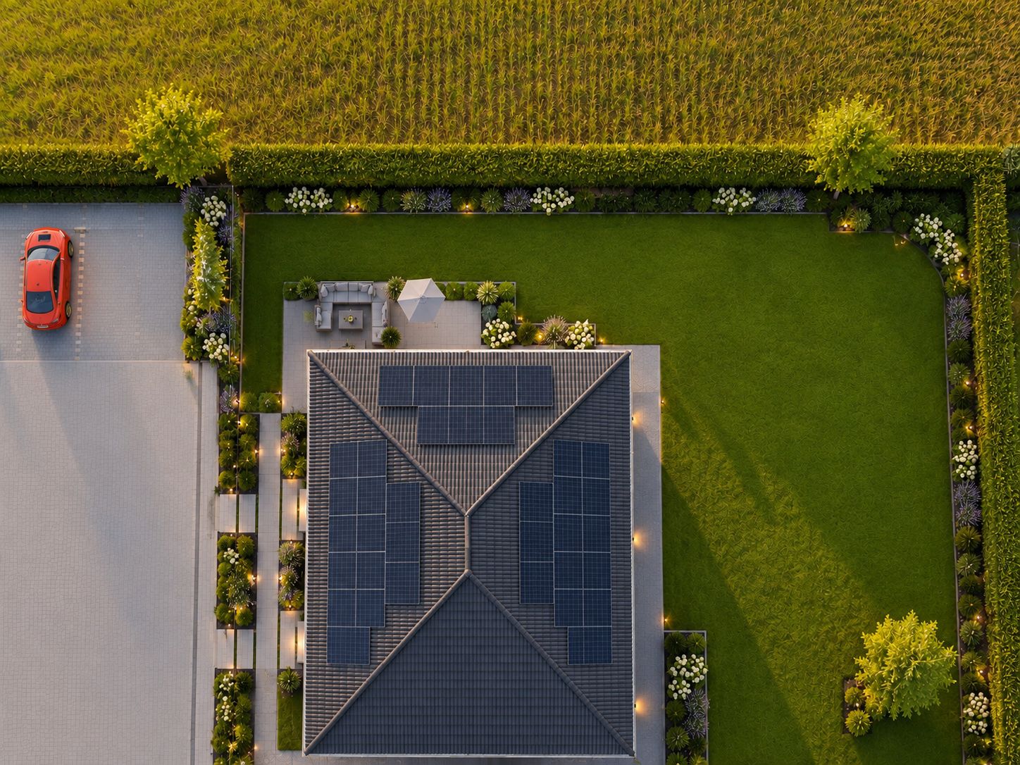 Luftaufnahme eines Hauses mit Solarpanelen, gepflegtem Garten und geparktem Auto auf einem Parkplatz.