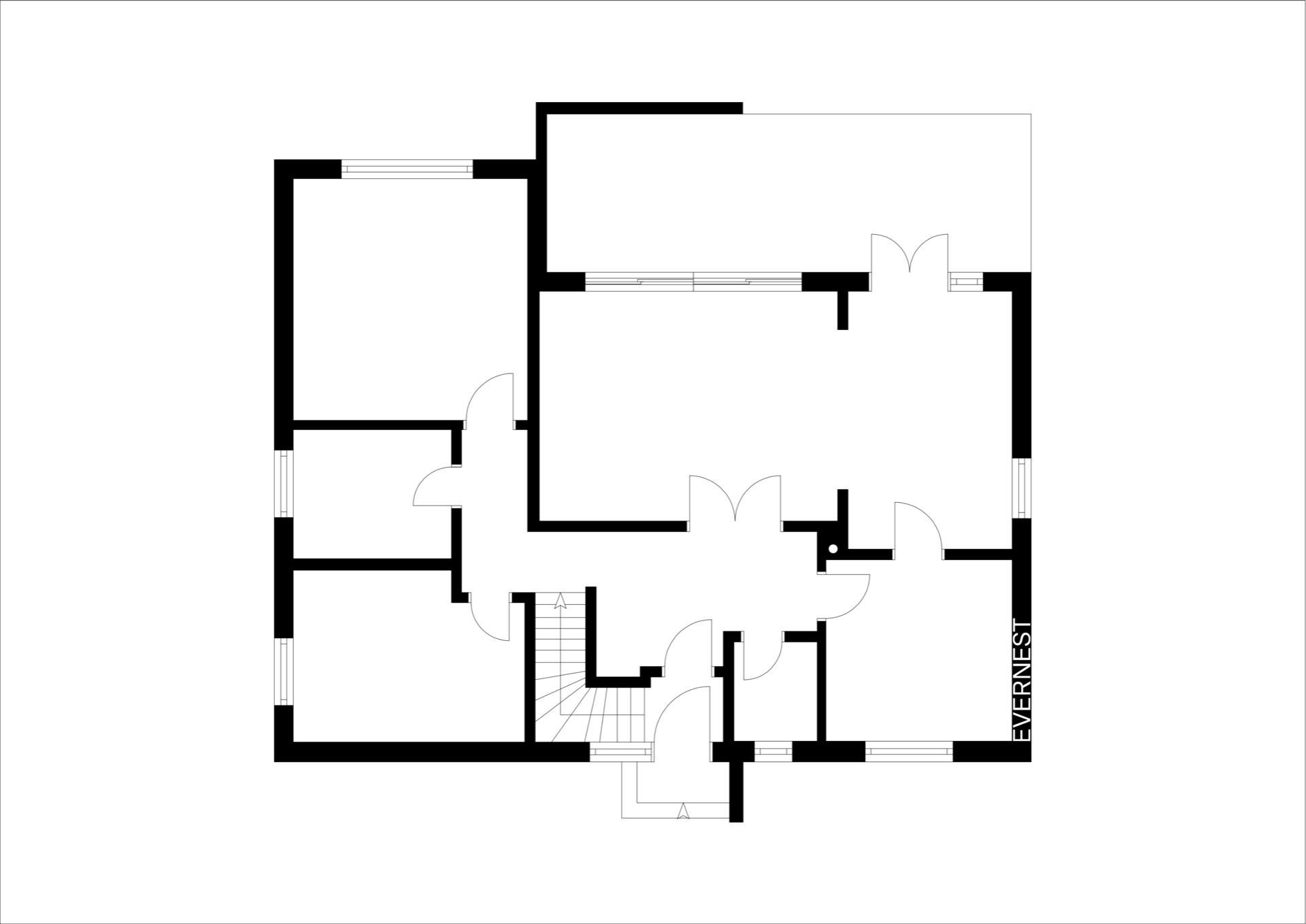 Grundriss einer Wohnung mit mehreren Zimmern, Türen und Treppenhaus.