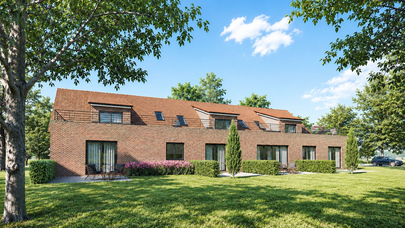 Backstein-Reihenhaus mit Satteldach, großen Fenstern und Gartenbereich im Vordergrund.