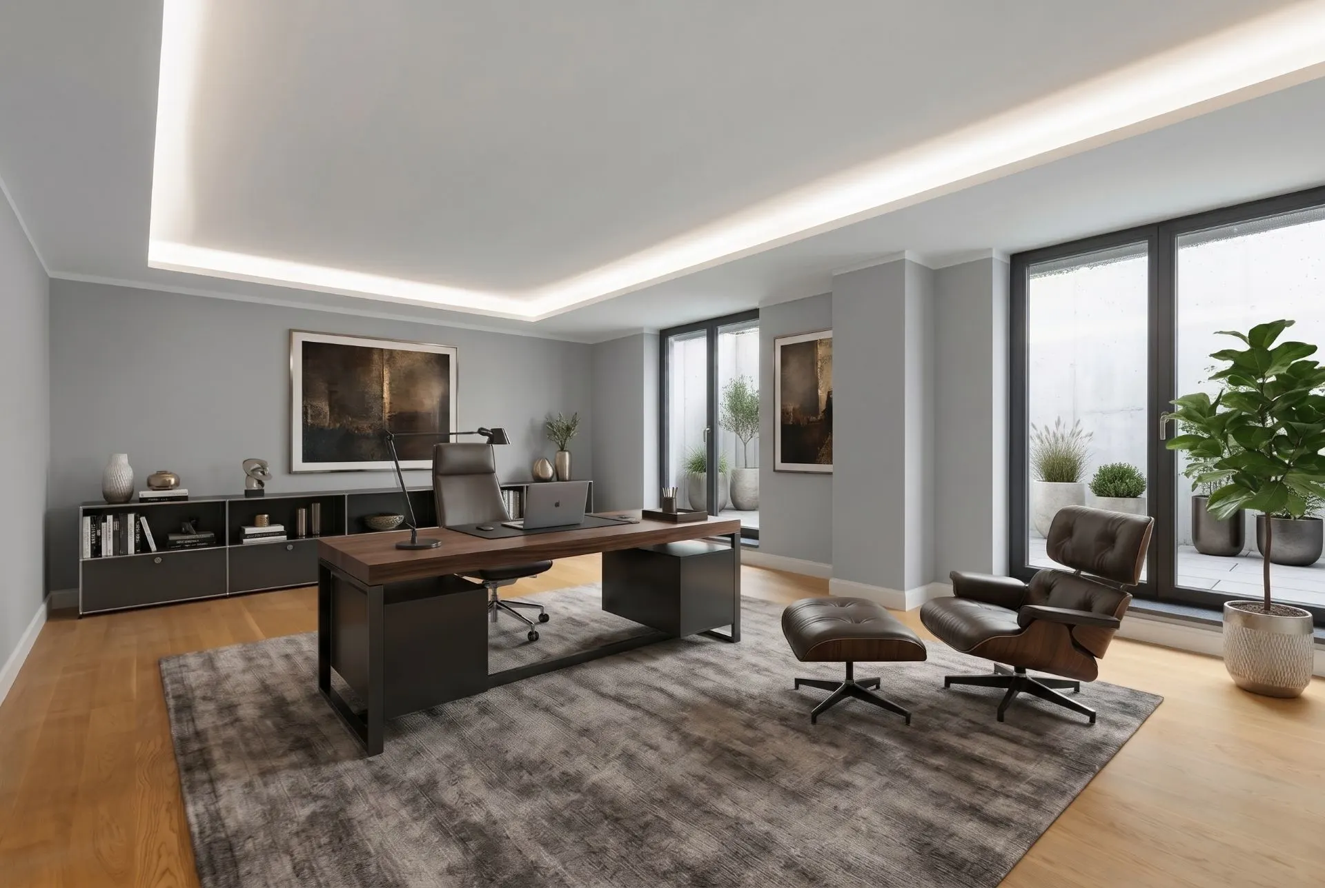 Modernes Arbeitszimmer mit großem Schreibtisch, Regalen, Sessel und großen Fenstern.