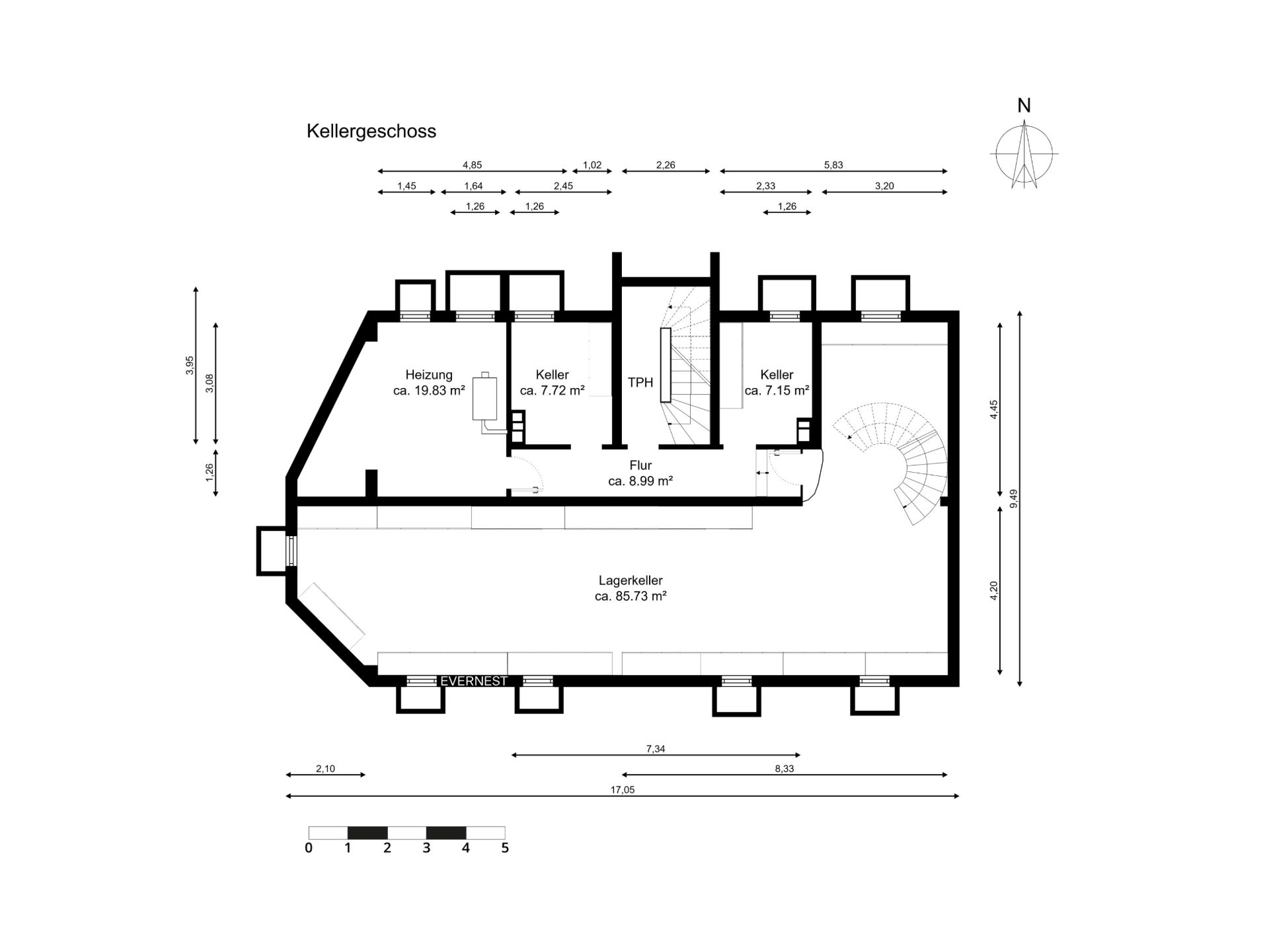 Grundriss eines Kellers mit Heizung, Flur, Lagerräumen und Treppenaufgang.