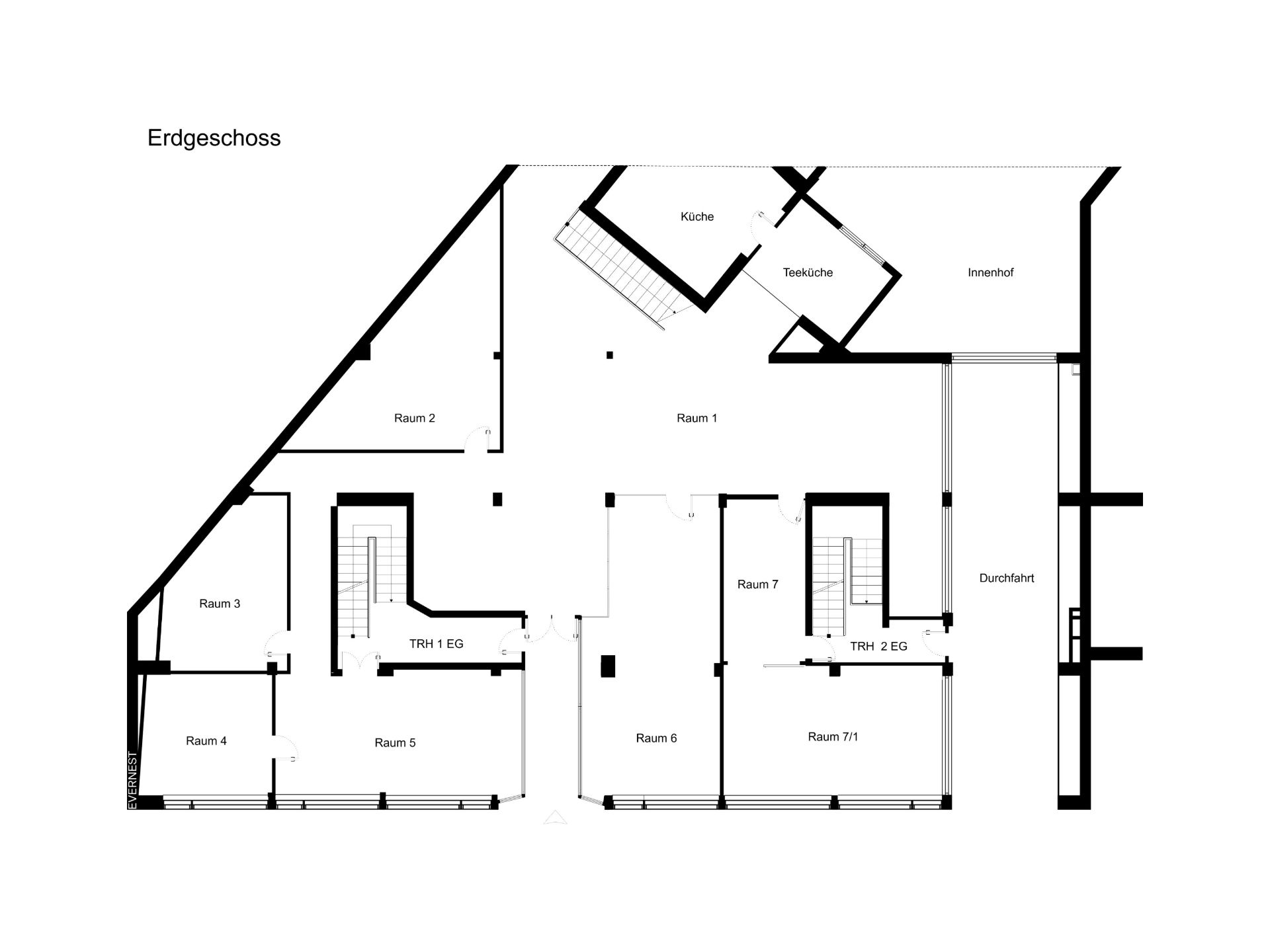 Grundriss des Erdgeschosses mit mehreren Räumen, Küche, Teeküche und Innenhof.