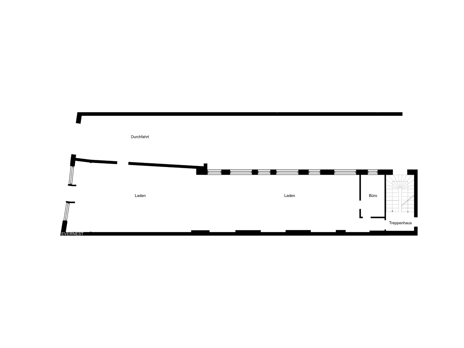 Grundriss mit Durchfahrt, Ladenflächen, Büro und Treppenhaus.