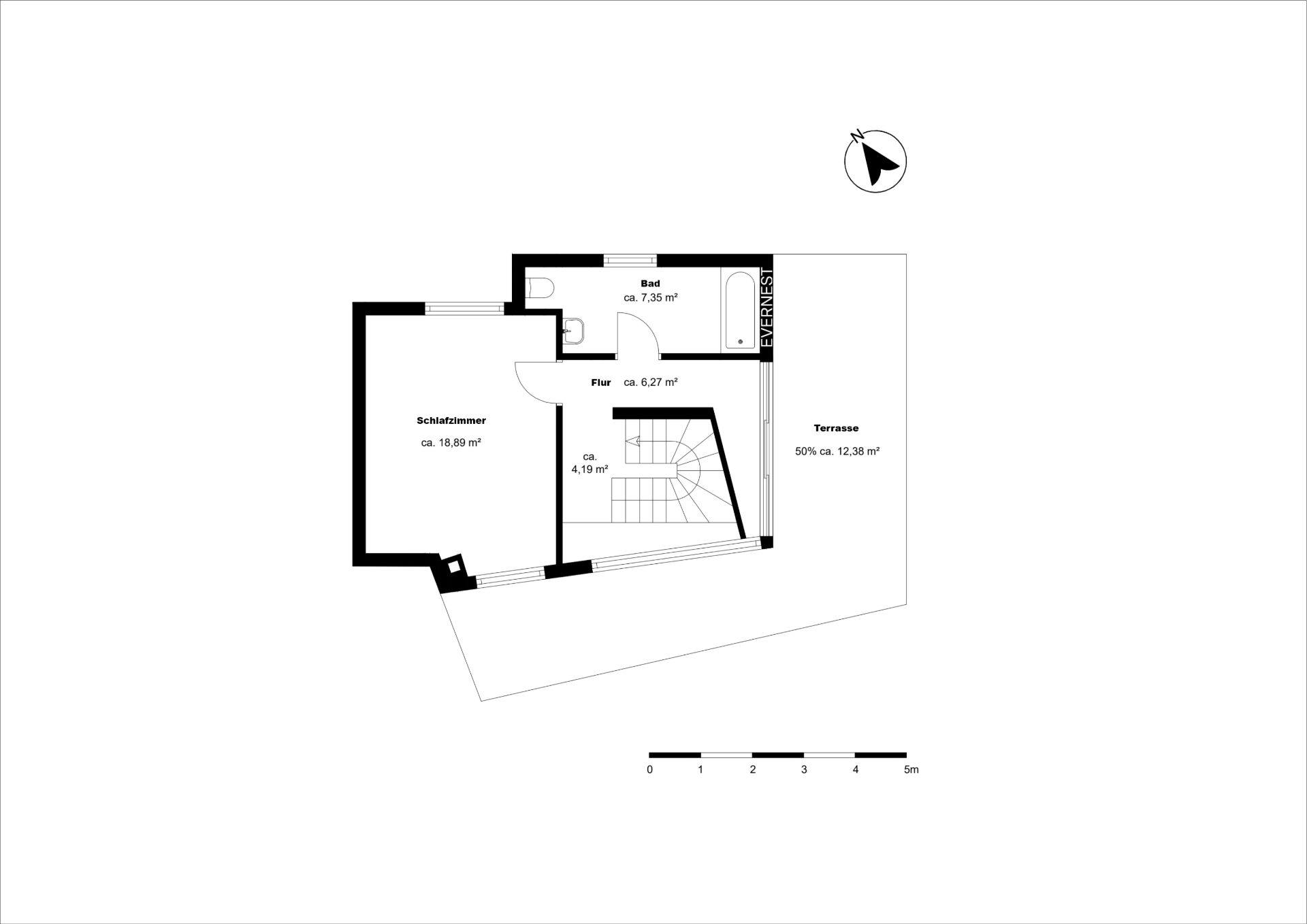 Grundriss mit Schlafzimmer, Bad, Flur, Treppe und Terrasse, Raumgrößen angegeben.