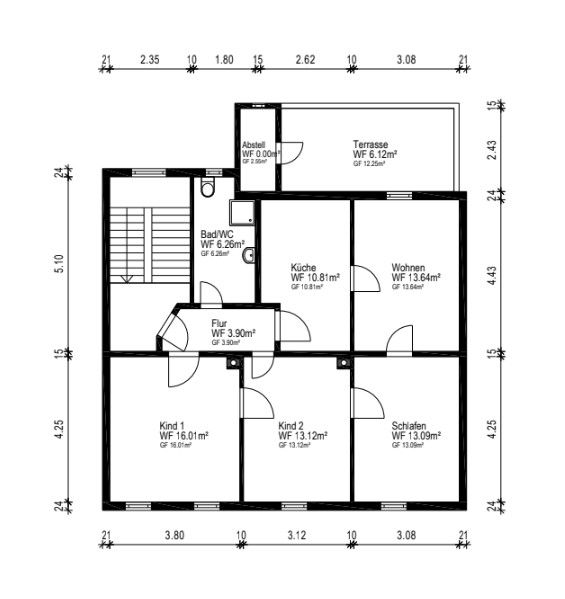 Grundriss einer Wohnung mit drei Schlafzimmern, Bad, Küche, Wohnzimmer, Flur, Abstellraum und Terrasse.