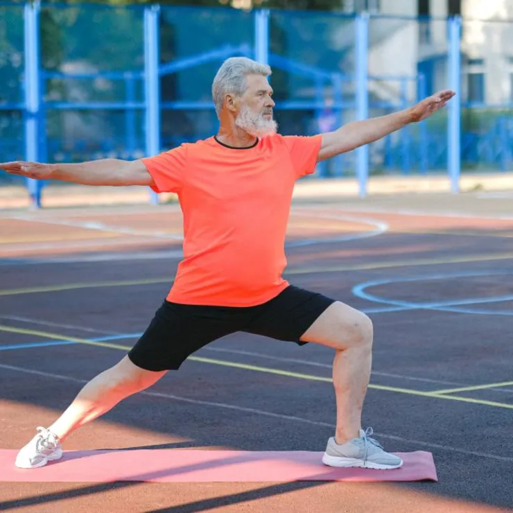 Adulto mayor haciendo ejercicio, estilo de vida senior living