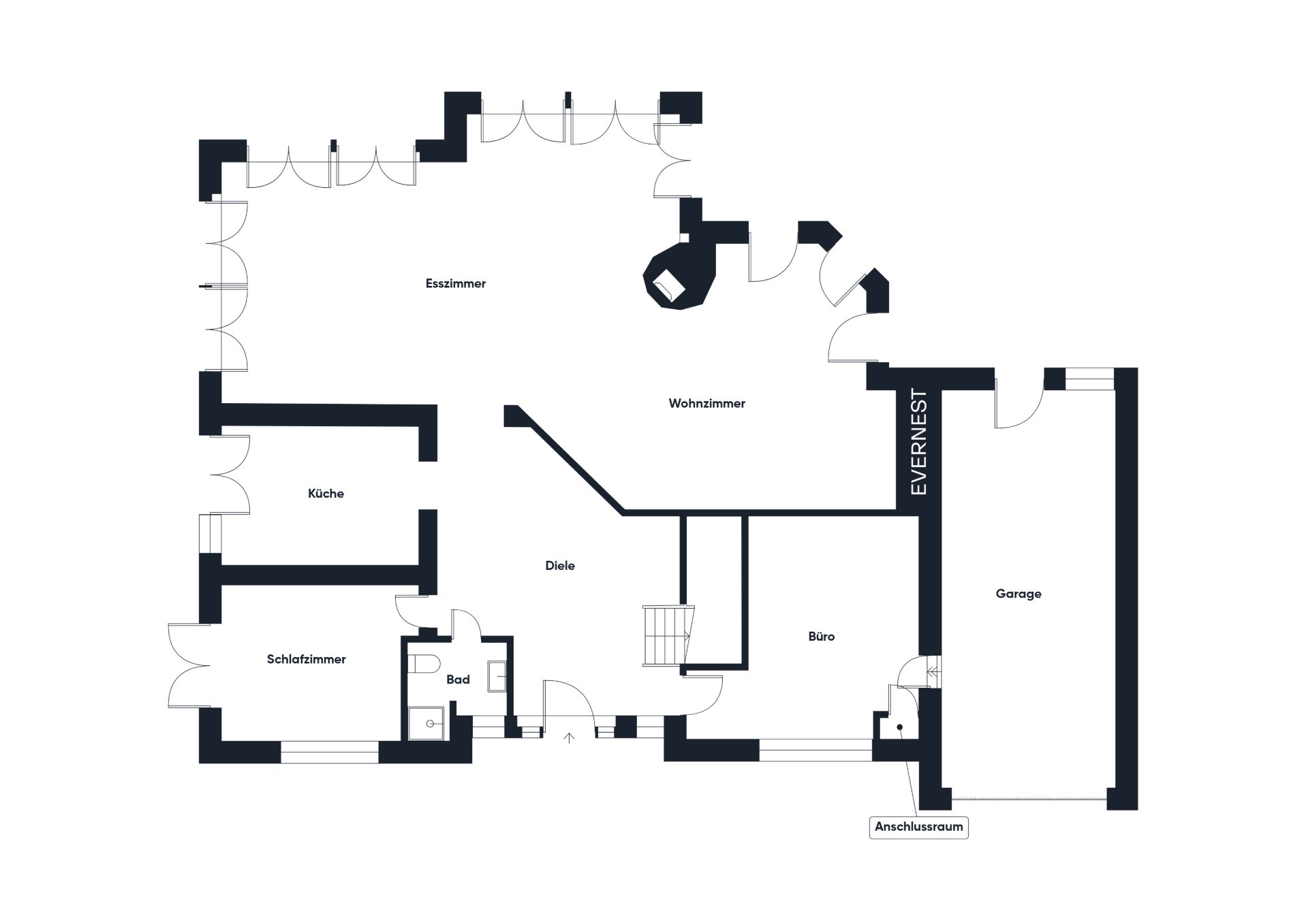 Grundriss eines Wohnhauses mit Esszimmer, Wohnzimmer, Küche, Schlafzimmer, Bad, Büro und Garage.