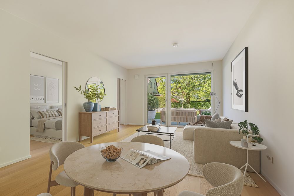Helles Wohnzimmer mit Essbereich, Sofas, großem Fenster und Zugang zur Terrasse, Schlafzimmer sichtbar links.