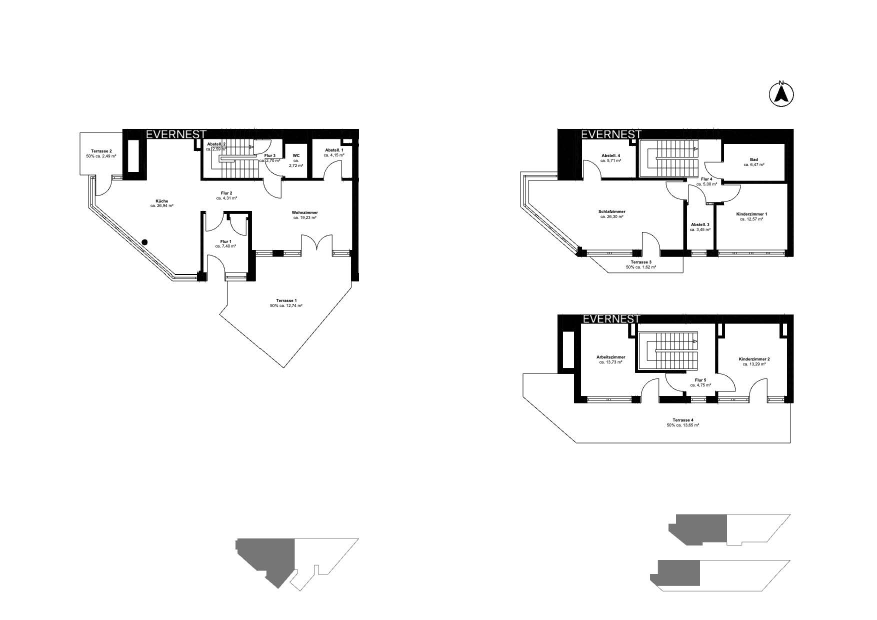 Grundriss mit mehreren Zimmern, Terrassen und Fluren auf drei Ebenen einer Wohnimmobilie.