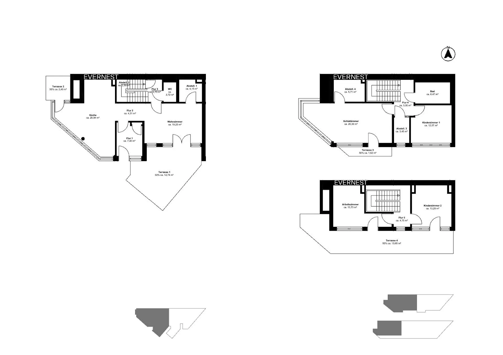 Grundriss mit mehreren Zimmern, Terrassen und Fluren auf drei Ebenen einer Wohnimmobilie.