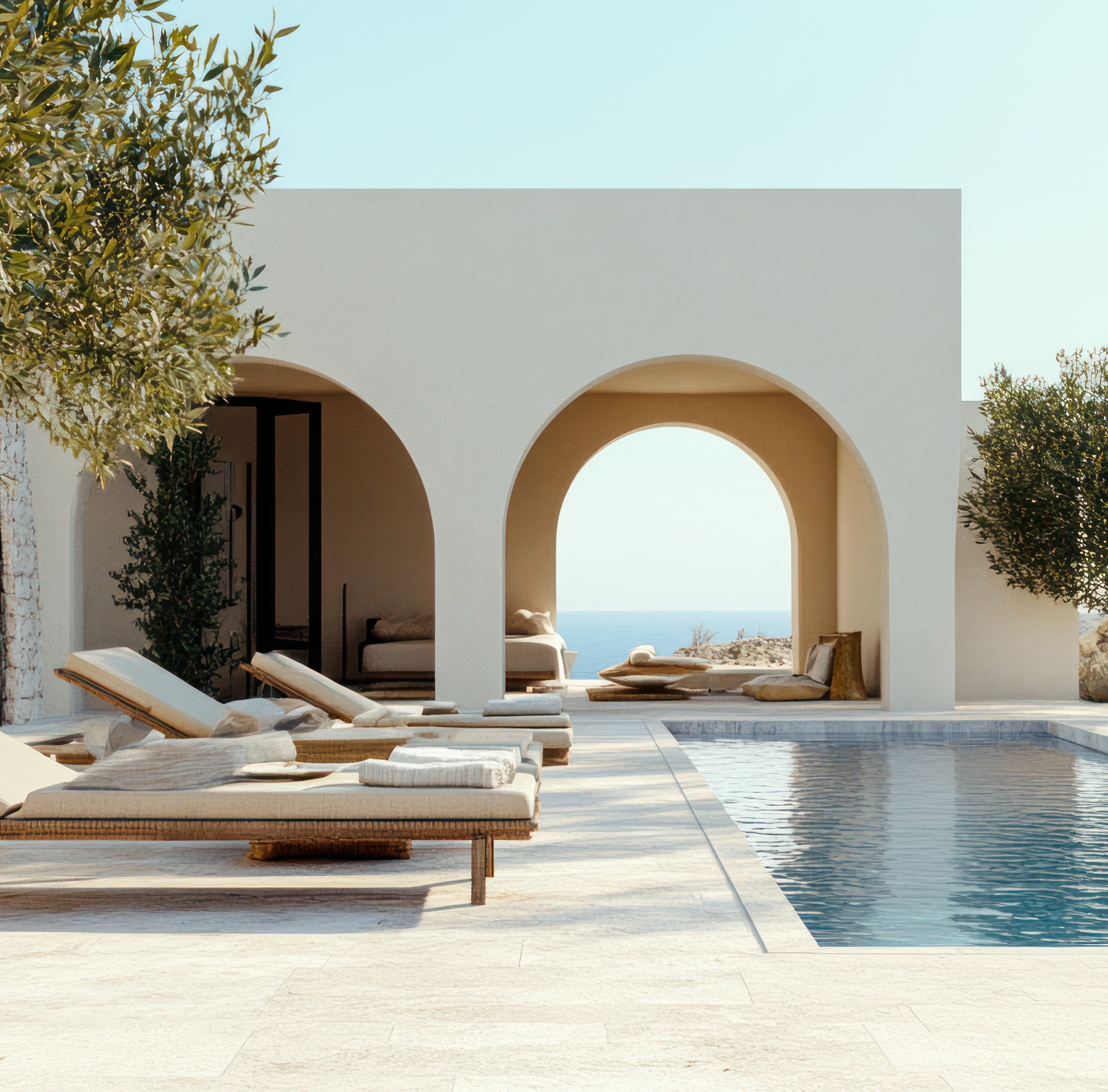 Pool mit Liegen und überdachter Terrasse, Blick aufs Meer, mediterrane Pflanzen.