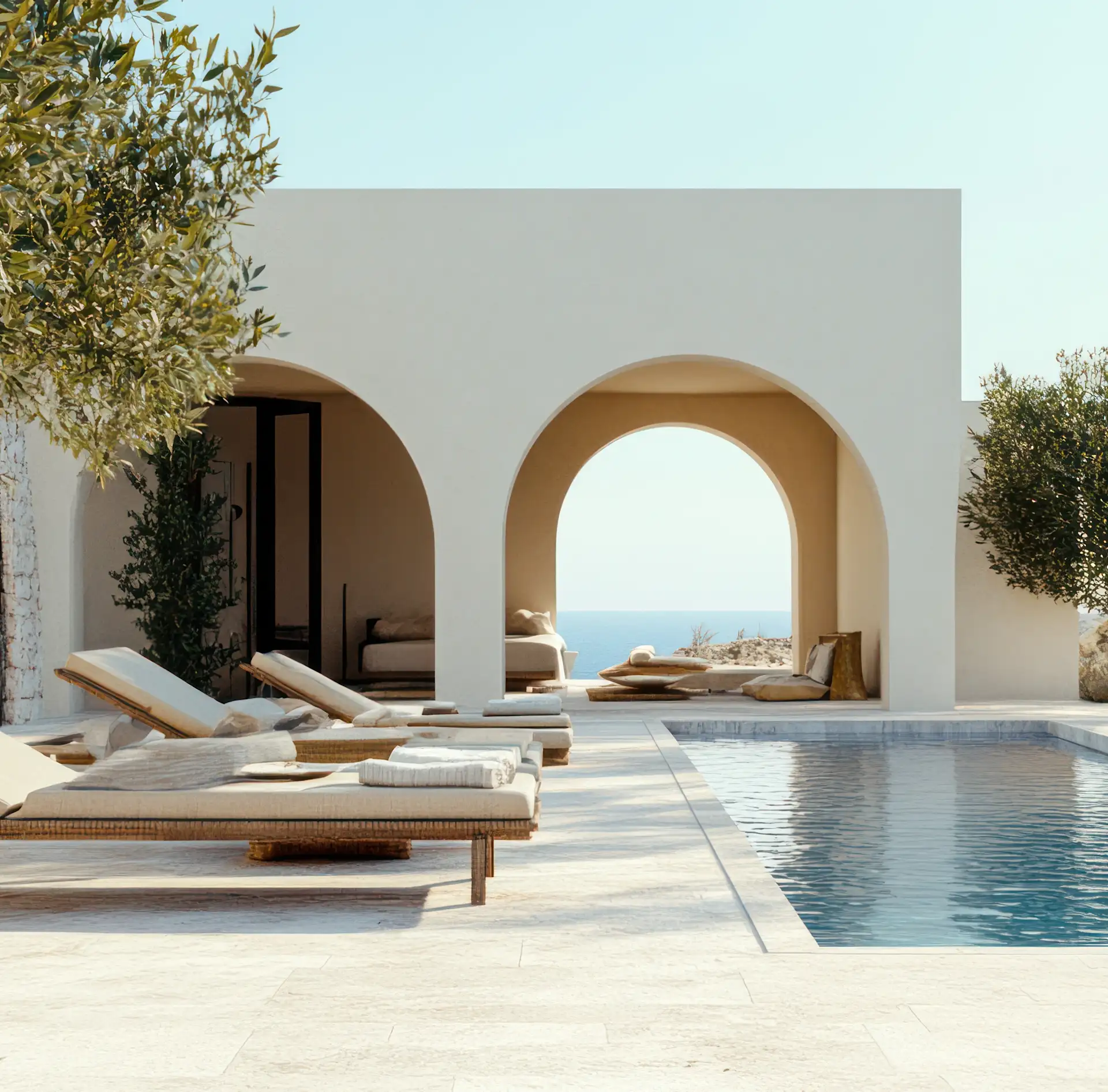 Pool mit Liegen und überdachter Terrasse, Blick aufs Meer, mediterrane Pflanzen.