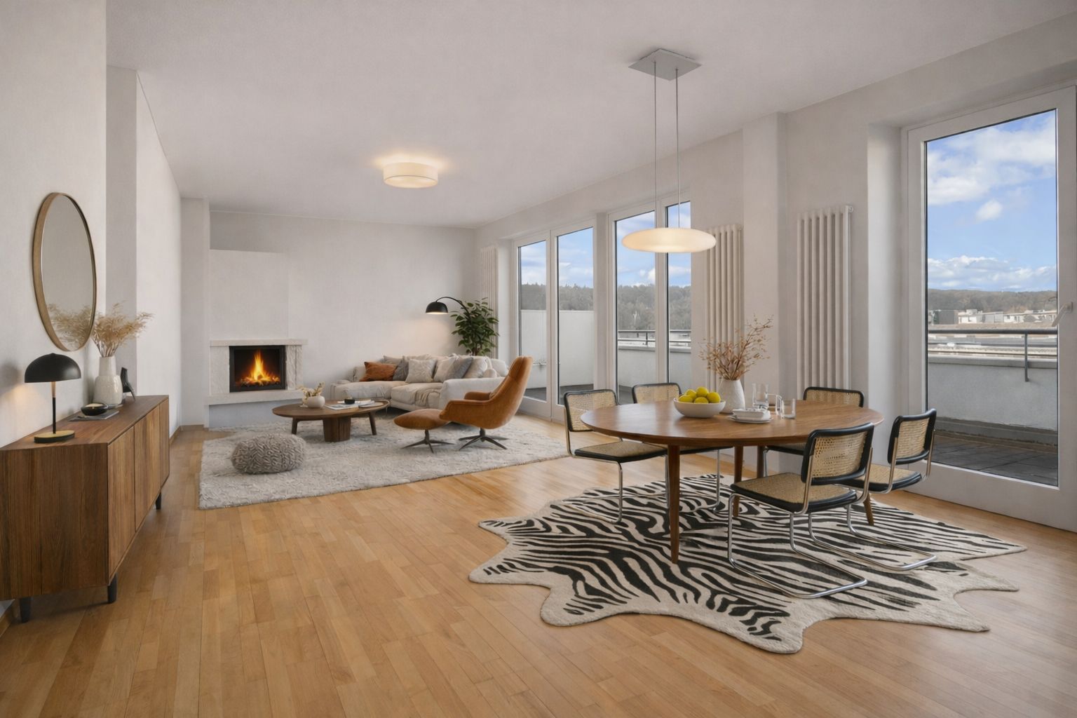 Helles Wohnzimmer mit Holzboden, Esstisch, Kamin und großen Fenstern zu einem Balkon.