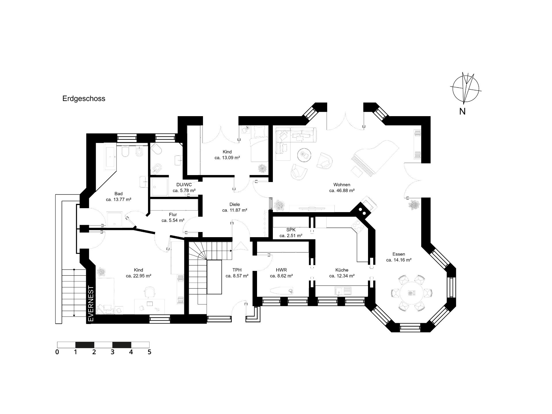 Grundriss des Erdgeschosses mit Küche, Wohnzimmer, Essbereich, Bad und mehreren Zimmern.