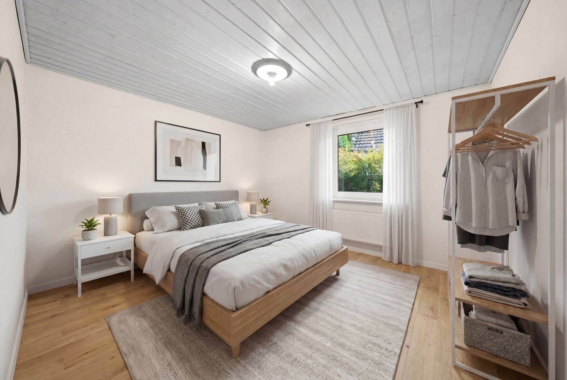 Helles Schlafzimmer mit Doppelbett, Nachttischen, offener Garderobe und Fenster mit Vorhängen.