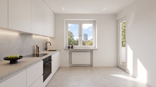 Helle moderne Küche mit weißen Schränken, großem Fenster und Tür zum Balkon.