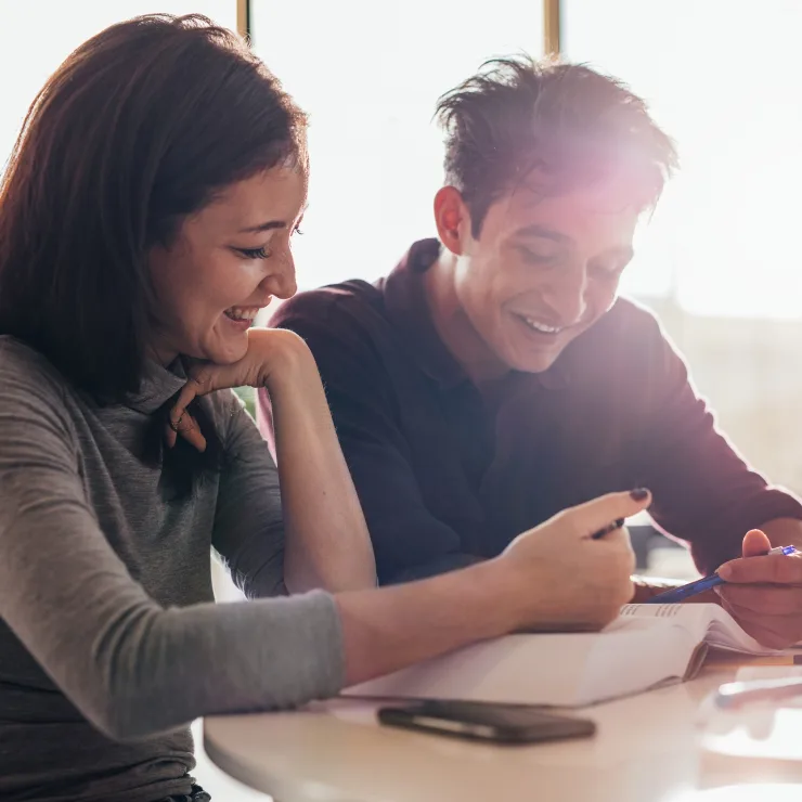 Paar sitzt vor einem Vertrag, Quelle: iStock