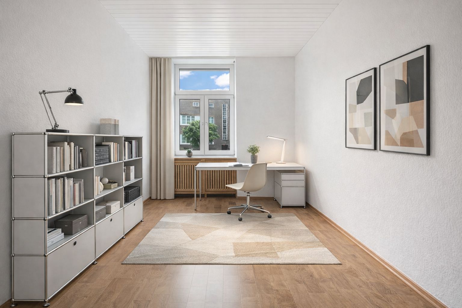 Helles Arbeitszimmer mit Schreibtisch, Bücherregal, Teppich und Fenster.