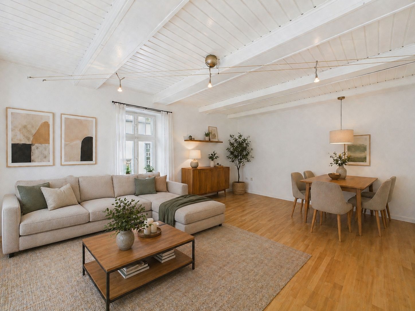 Helles Wohnzimmer mit Ecksofa, Couchtisch, Esstisch und Holzboden.