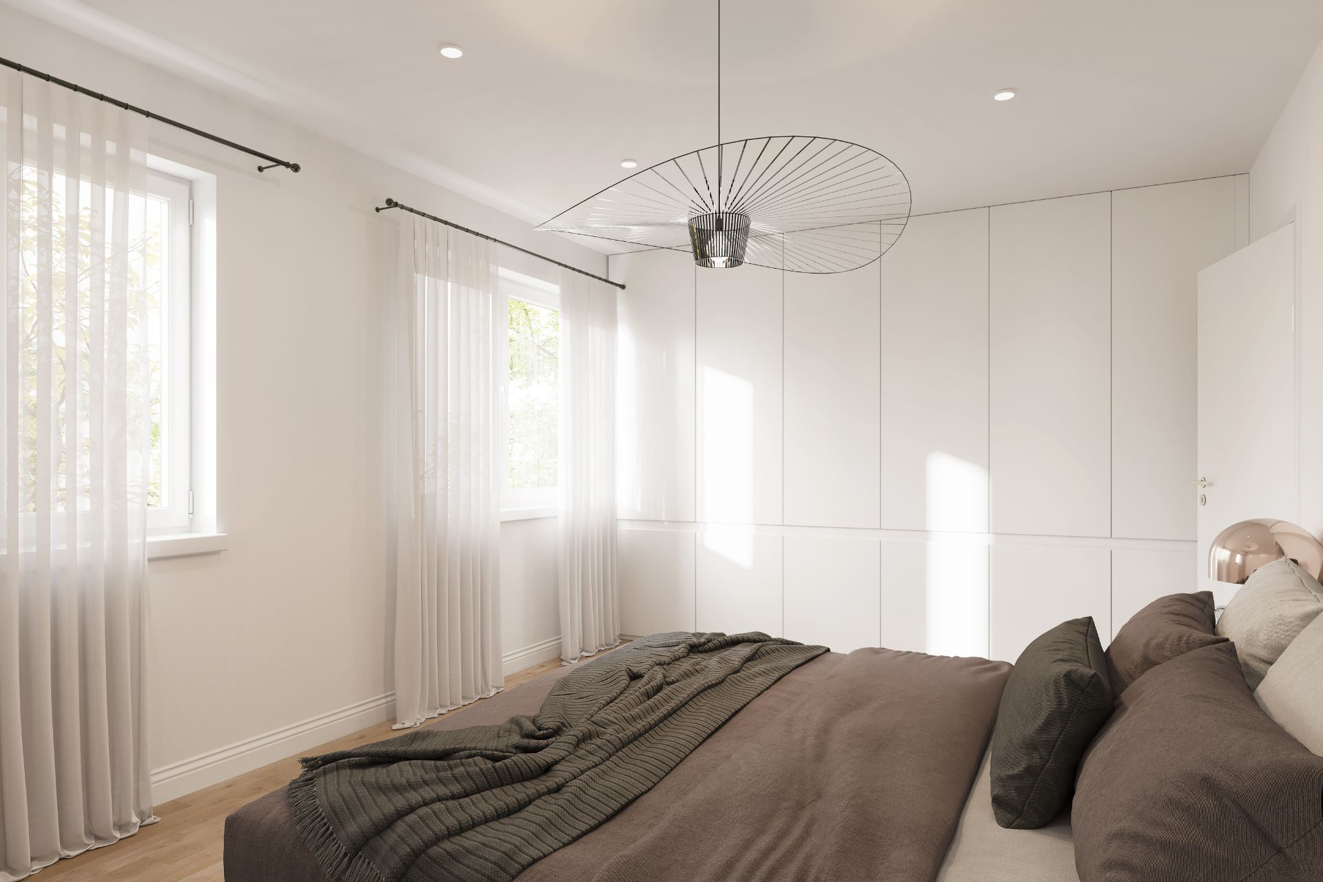 Helles Schlafzimmer mit Doppelbett, großen Fenstern, weißen Vorhängen und Einbauschrank.