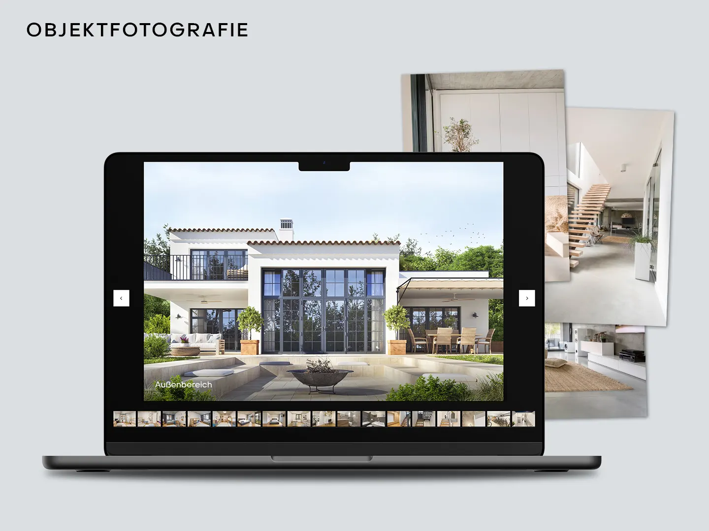 Laptop zeigt modernes Wohnhaus mit großen Fenstern, daneben Fotos von Innenräumen mit Treppe und Wohnzimmer.