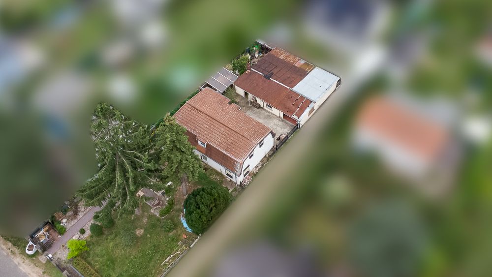 Luftaufnahme eines Wohnhauses mit Garten und Nebengebäude.