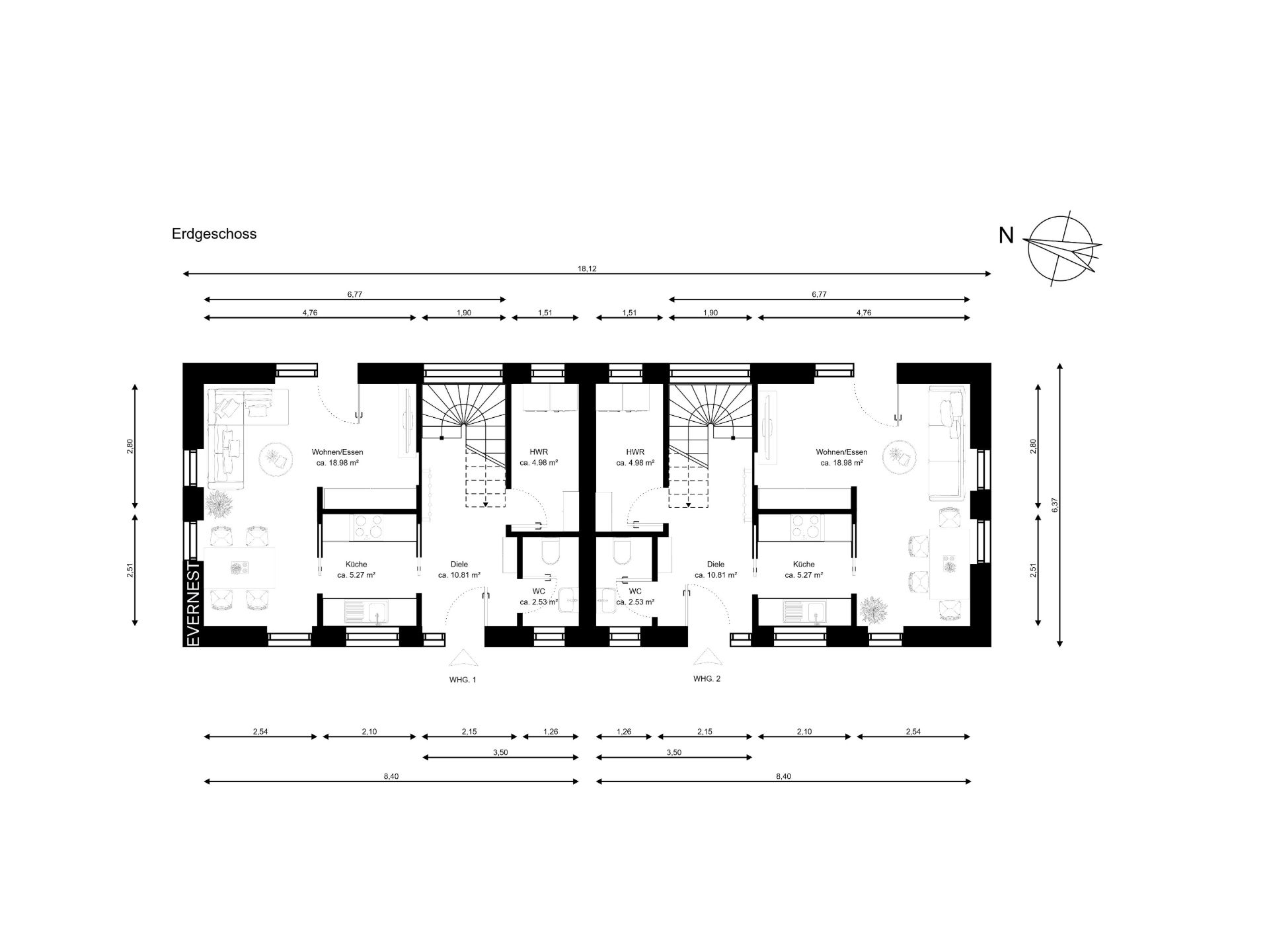 Grundriss des Erdgeschosses mit Wohn- und Küchenbereichen sowie Fluren und Treppen.