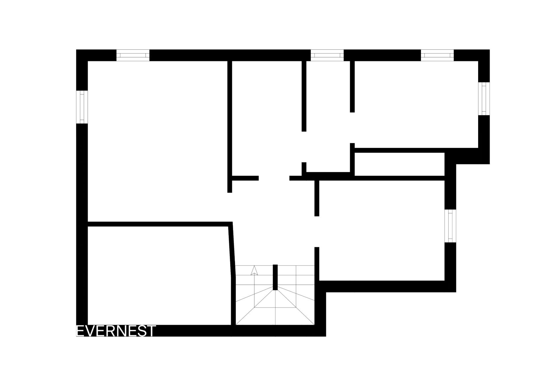 Schwarz-weißer Grundriss mit mehreren Zimmern und zentraler Treppe.