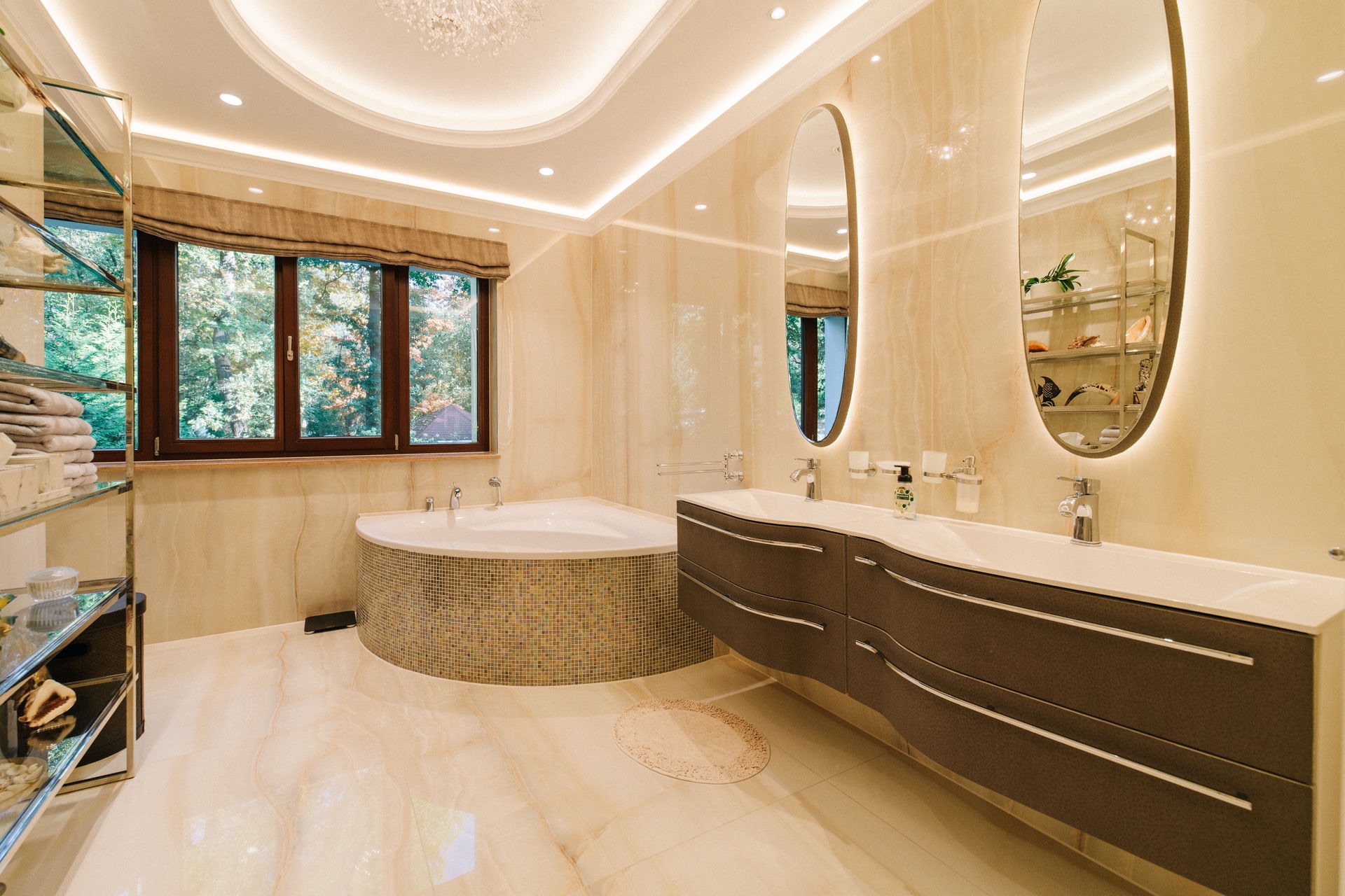 Modernes Badezimmer mit Eckbadewanne, Doppelwaschbecken und großem Fenster.
