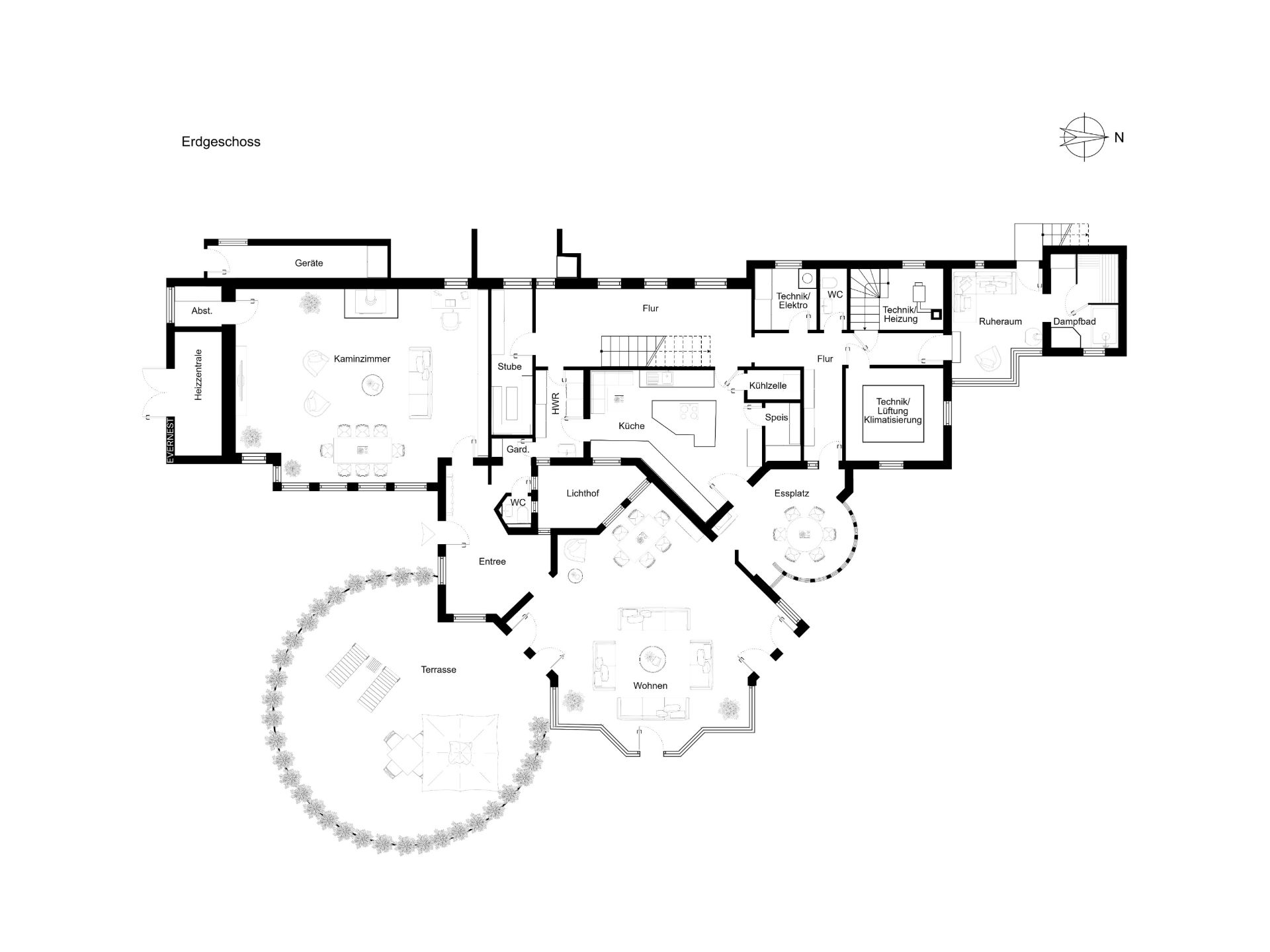 Grundriss des Erdgeschosses eines Wohnhauses mit mehreren Zimmern und Terrasse.
