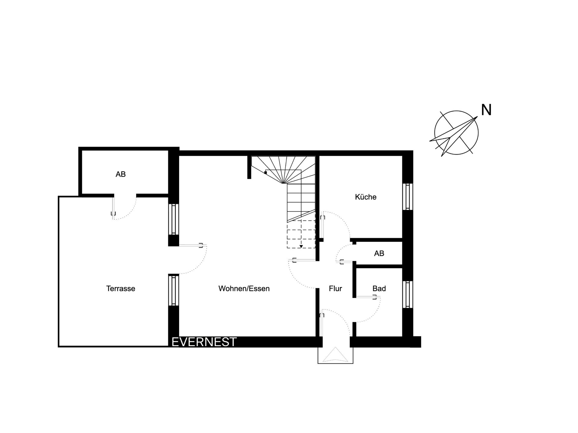 Grundriss mit Terrasse, Wohn-/Esszimmer, Küche, Bad, Flur und zwei Abstellräumen.