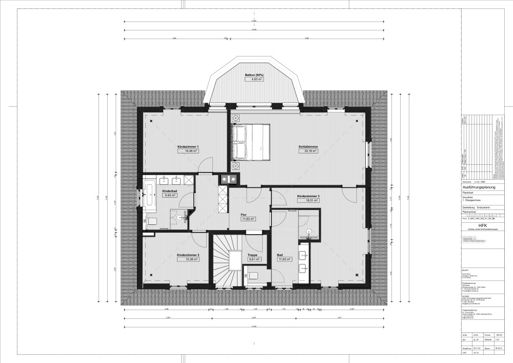 Grundriss einer Etage mit Schlafzimmer, drei Kinderzimmern, zwei Bädern, Flur, Treppe und Balkon.