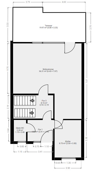Grundriss mit Wohnzimmer, Küche, Gäste-WC, zwei Fluren und Terrasse.