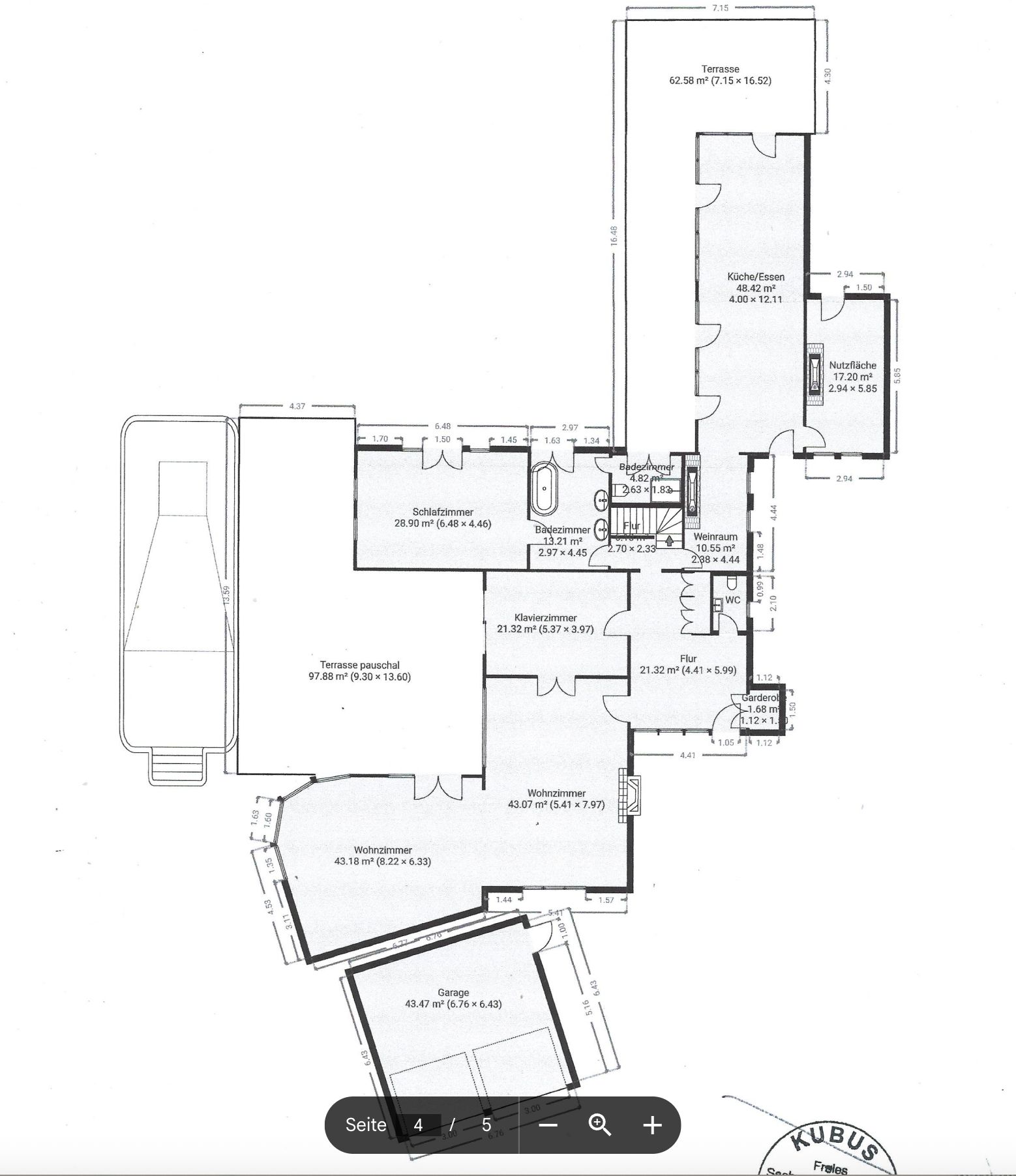 Grundriss eines Wohnhauses mit Garage, Terrasse, mehreren Zimmern und Flur.