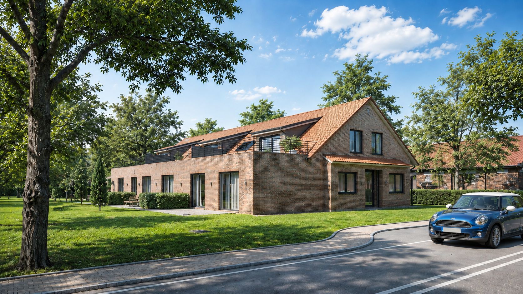 Modernes zweistöckiges Wohnhaus mit Ziegeldach, großen Fenstern und Grünflächen, ein Auto parkt auf der Straße.